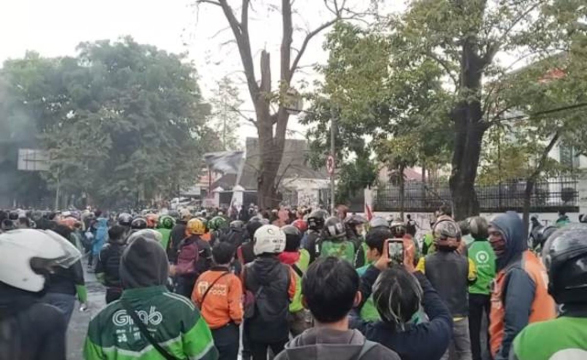 Aksi Demo di Bandung Ricuh, Massa Bakar Spanduk dan Ban Bekas